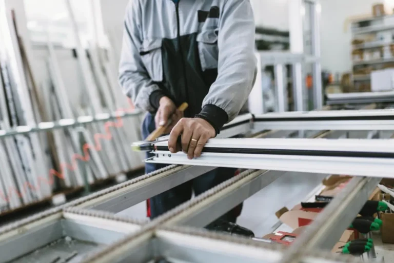 Fabricant portes et fenêtres au travail